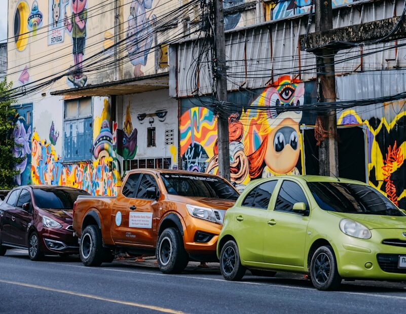 a bunch of cars parked in front of a building